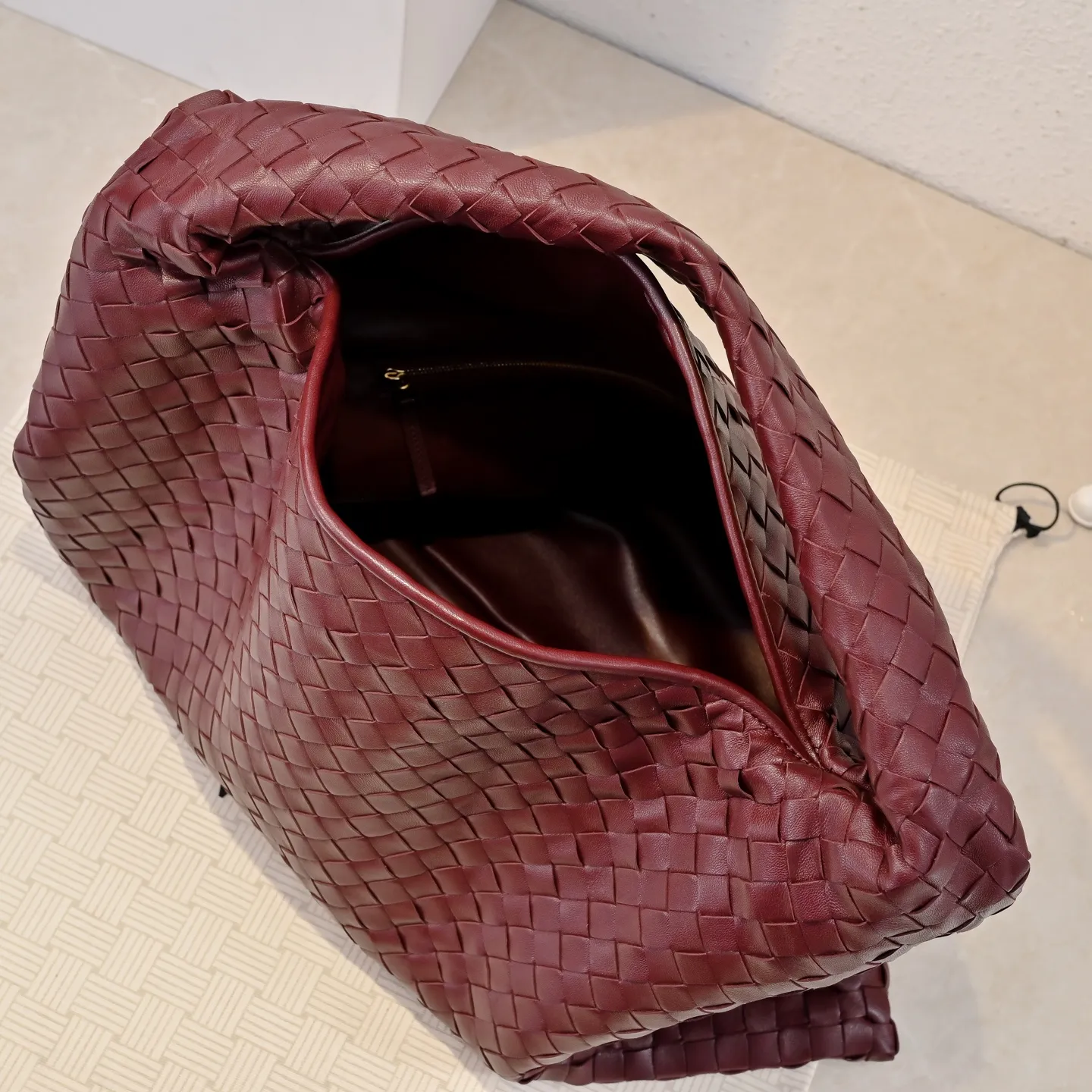 Batch 2160 #Bv Yangjin large size HOP cowhide, the bag body and handles are made of a whole piece of woven leather. The bag body is soft and lazy. Hop symbolizes the praise of innovation and eternal craftsmanship [love]. The pyramid silhouette combines practicality and fashion. Modern and casual, the bag mouth is double-sided closed design, more convenient and safe! Made of soft cowhide and full of texture, this is a must-have for fashionable ladies who like minimalism, comfort and casualness! Model: 3970 Dimensions: 54x24x13